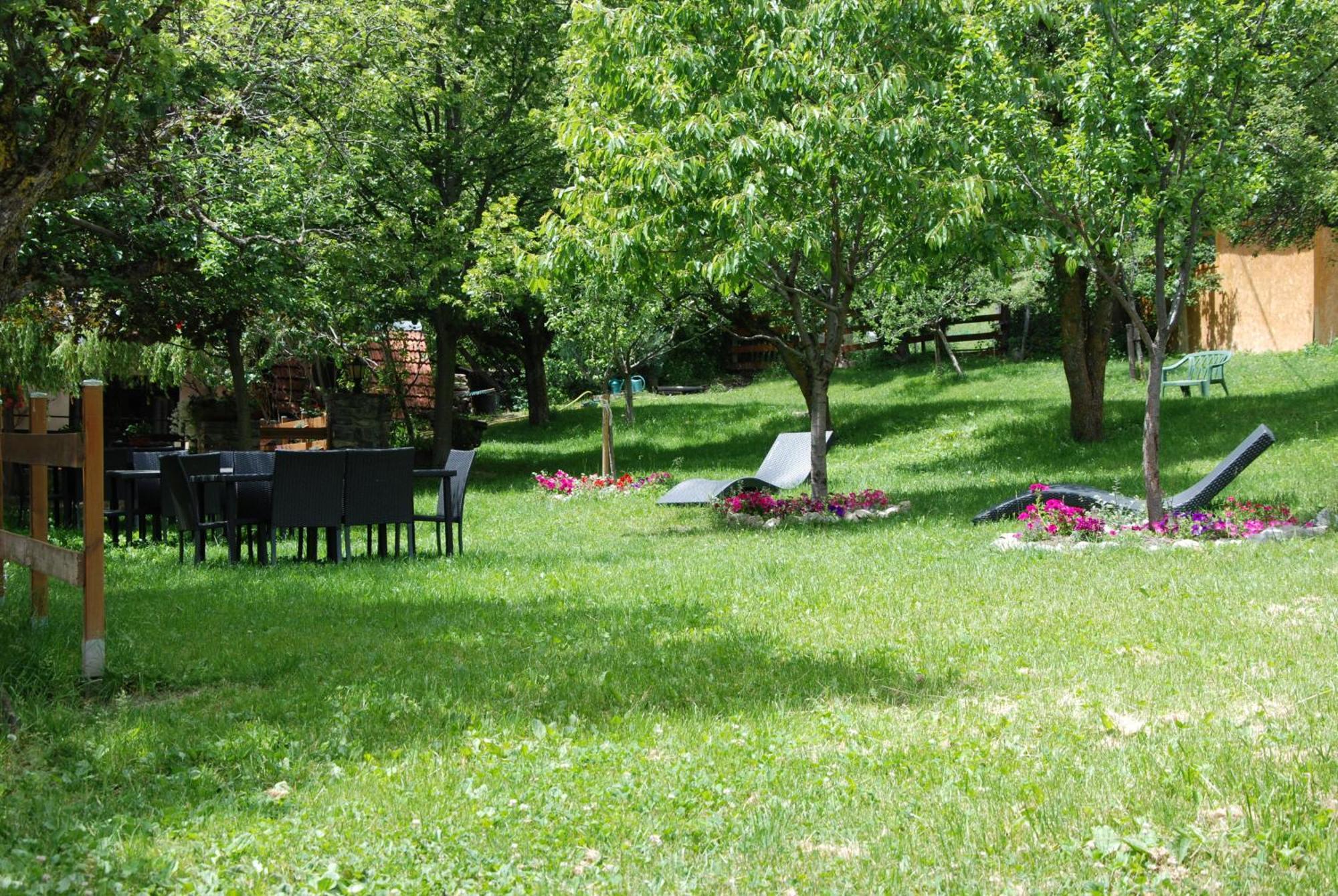 Hotel & Restaurant Le Chalvet Эмбрён Экстерьер фото